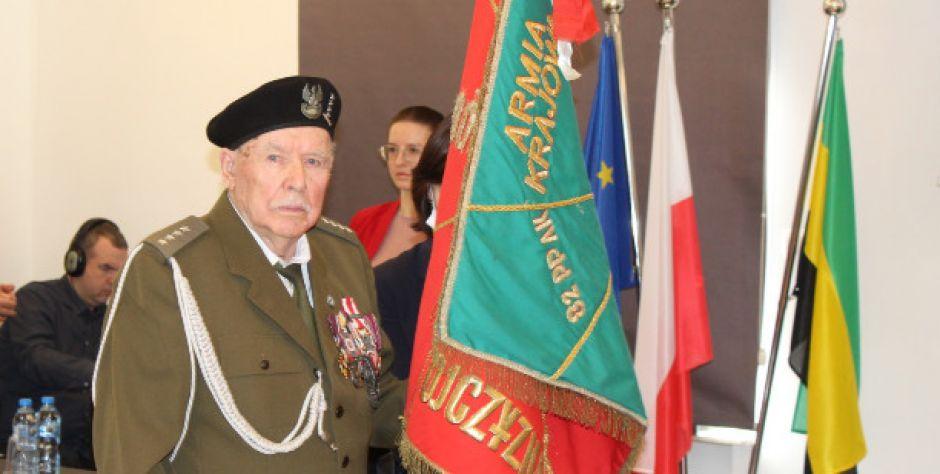 Kapitan Franciszek Oszczepaliński i związkowy sztandar - fot. fot. UM Sokołów Podlaski