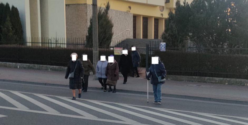 Piesi przy kościele św. Józefa - fot. sd