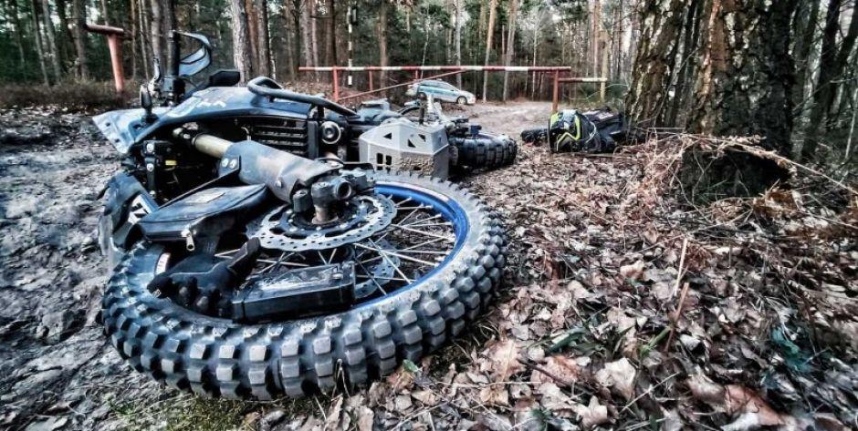 Wjechał w szlaban na leśnej drodze. Fot.: KPP Łuków - fot. KPP Łuków