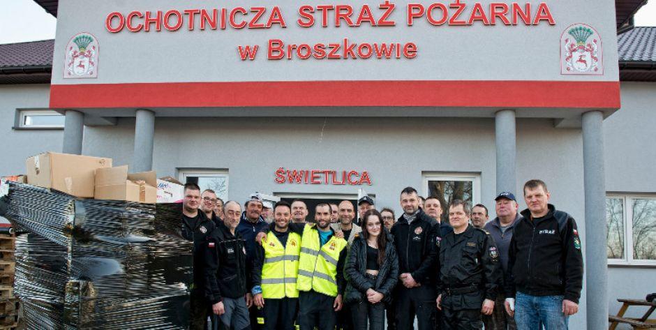 Strażacy angażują się w pomoc, w strażnicy w Broszkowie zorganizowali centrum przeładunkowe - fot. Aga Król
