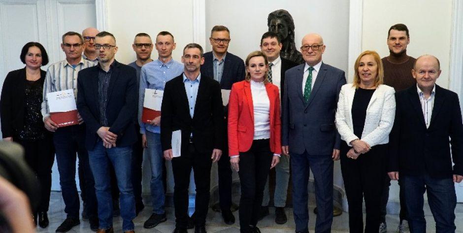 Przedstawiciele UPH i klubów sportowych po podpisaniu umowy.