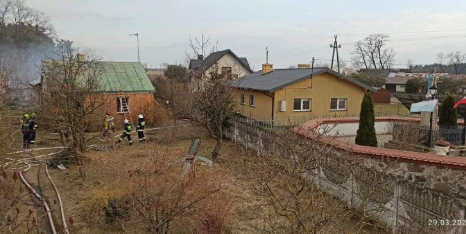Cztery zastępy PSP i OSP gasiły pożar domu w Jarnicach. Fot. OSP Węgrów