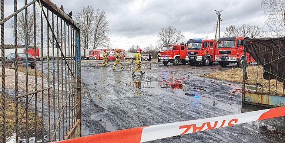 Nielegalne składowisko odpadów chemicznych na działce pod Kałuszynem fot. Aga Król