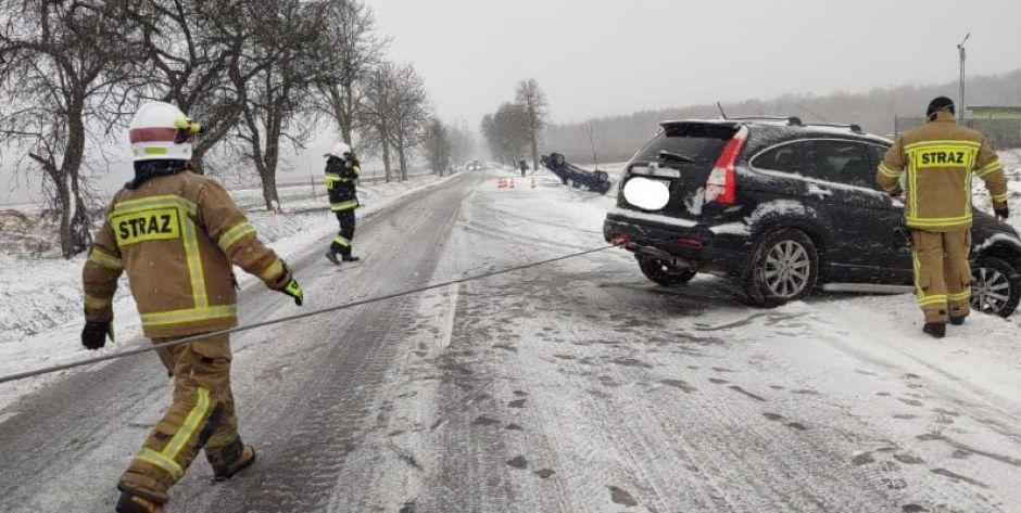 Dwa samochody w rowie na trasie Siedlce-Mordy (fot. OSP Mordy) - fot. OSP Mordy