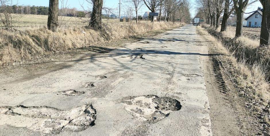 Na starej drodze między Kosowem Lackim a Wólką Okrąglik rzeczywiście jest teraz bardzo spokojnie. Kierowcy starają się ją omijać, bo szkoda samochodu. A ci, którzy muszą z drogi skorzystać, jadą powoli, bo na dziurach można urwać koło. Fot. DK