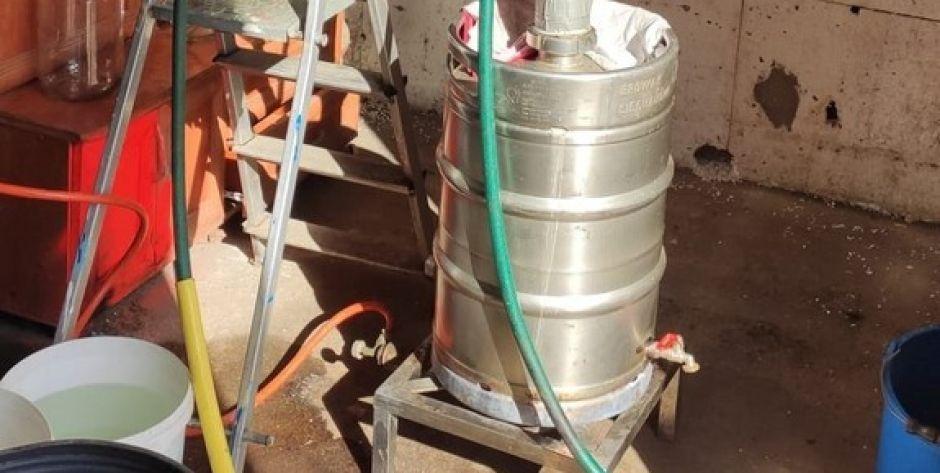 Aparatura do produkcji alkoholu zabezpieczona przez policję.  fot. KPP w Wegrowie - fot. .