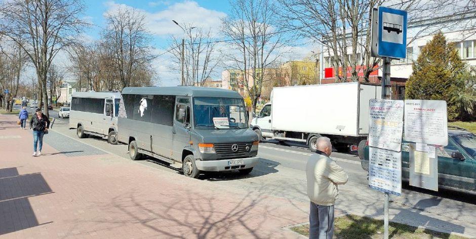 Jak można wyczytać z rozkładów jazdy, w zatoczce naprzeciwko SOK każdego dnia zatrzymuje się kilkadziesiąt busów zapewniających lokalną komunikację.