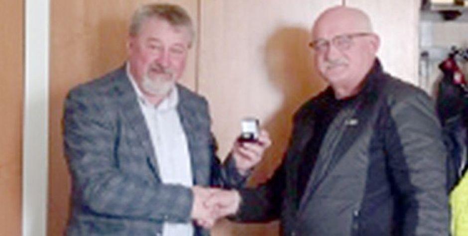 Mirosław Buczek (z lewej) nagrodzony za proekologiczne zacięcie. Obok Marek Murmyło. - fot. gf