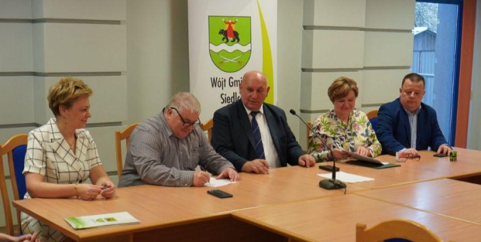Podpisanie umów fot. UG Siedlce - fot. s