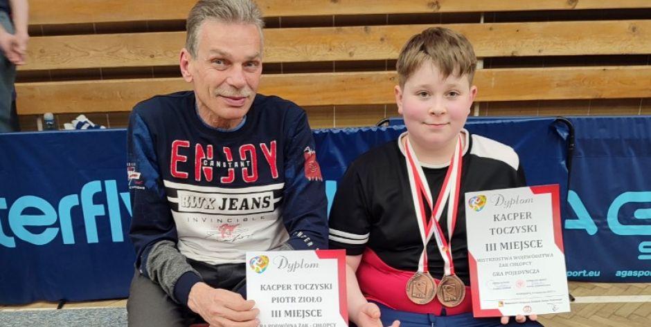 Trener Dariusz Rzewuski i Kacper Toczyski - fot. sd