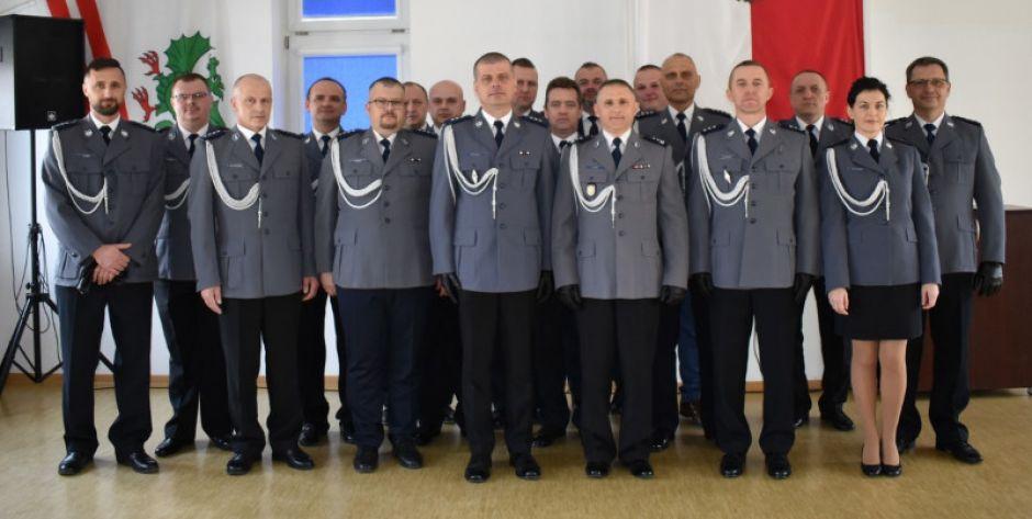 Komendant podczas spotkania pożegnał się z policjantkami, policjantami i pracownikami garwolińskiej Policji oraz podziękował im za wspólną służbę. - fot. s