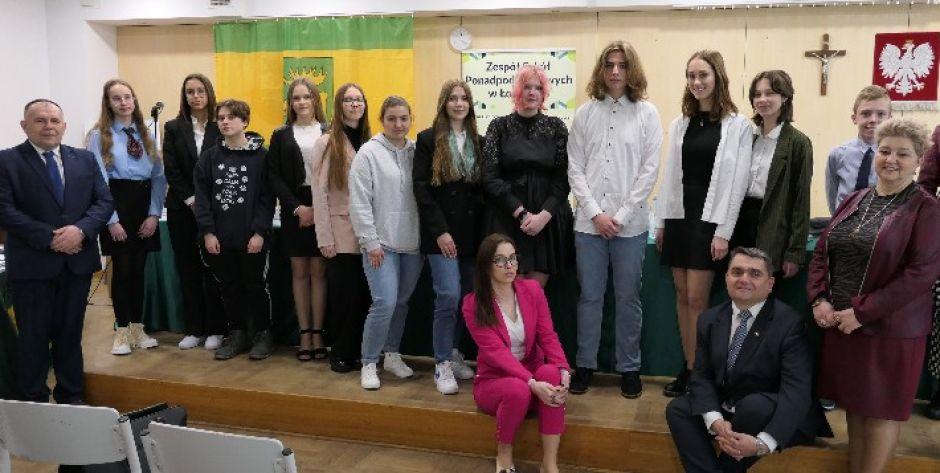 Młodzieżowa Rada Łochowa z przedstawicielami władz gminy. - fot. .