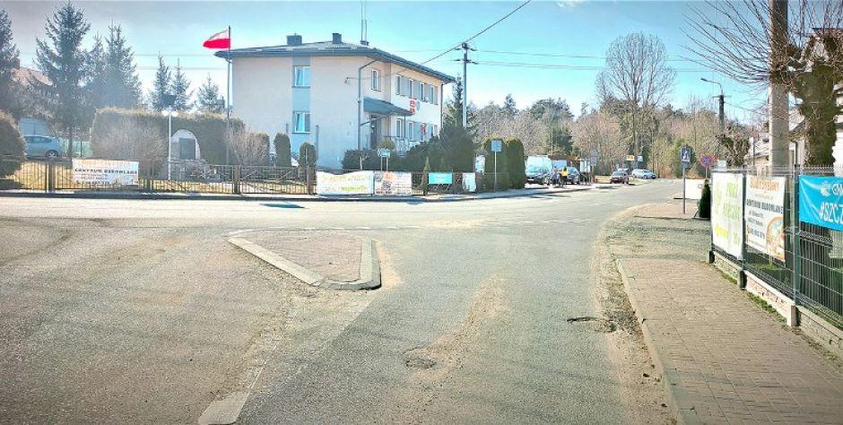 Wysepka na skrzyżowaniu ul. Słonecznej i Podlaskiej w Bielanach fot. DK