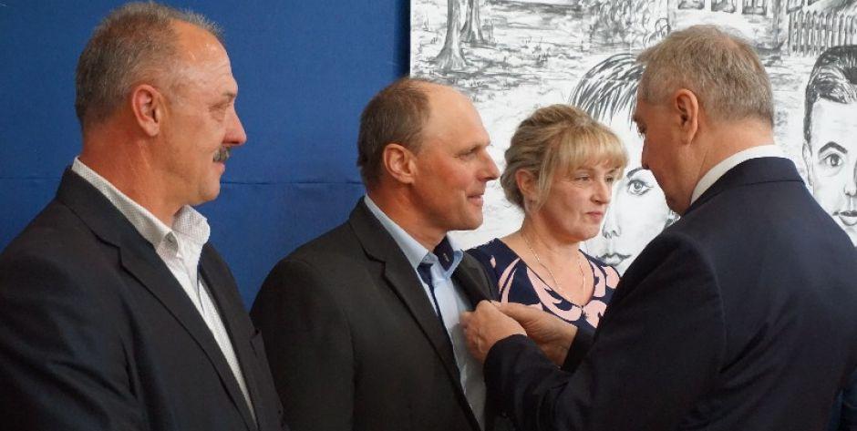 Wicepremier i minister rolnictwa Henryk Kowalczyk wręcza sołtysom medale 
