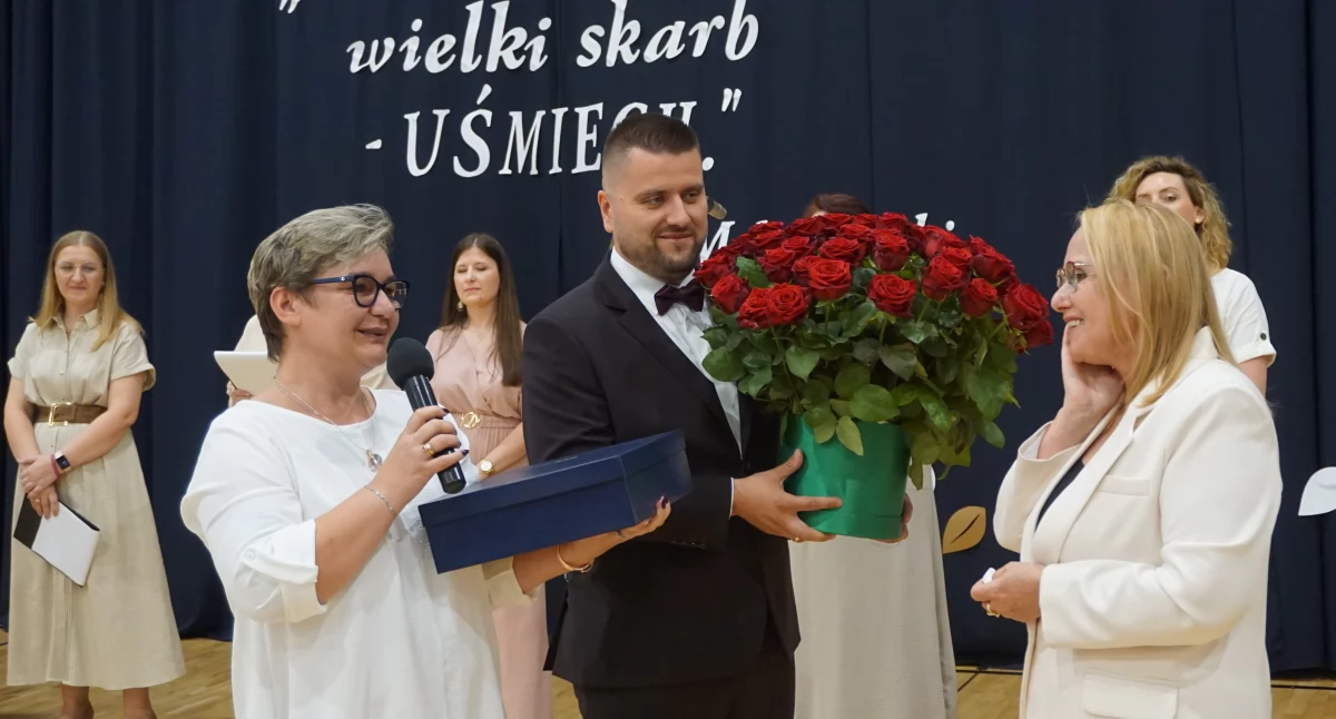Przedstawiciele Rady Rodziców i Rady Pedagogicznej składają podziękowania dyrektor SOSzW Hannie Kasperowicz.  fot. sej