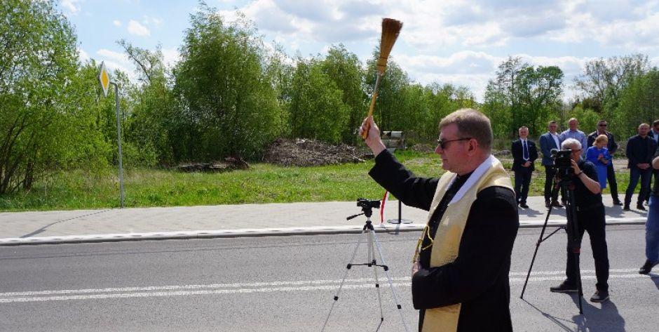 Ks. Romuald Kosk poświęcił ulicę. 