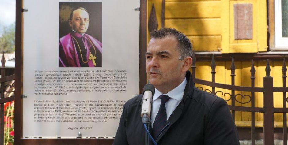 Burmistrz Paweł Marchela przy tablicy upamiętniającej bp. Adolfa Piotra Szelążka.  fot. sej