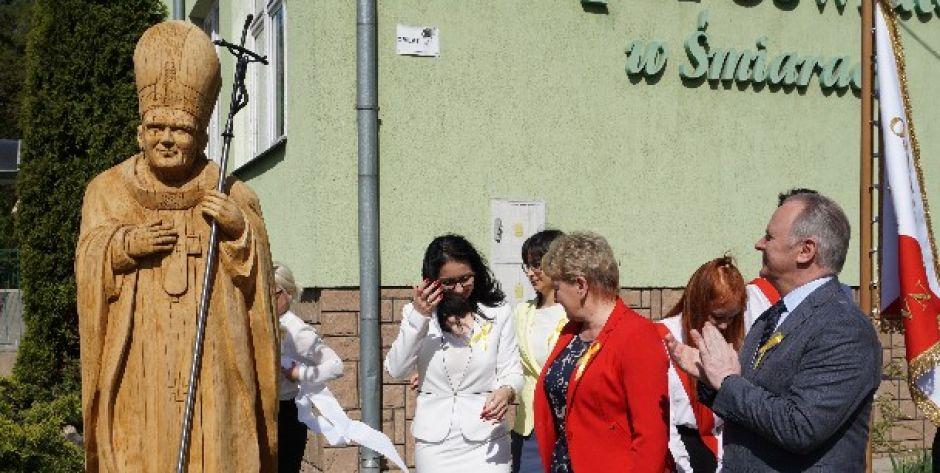 Odsłonięcie rzeźby św. Jana Pawła II przed szkołą w Śmiarach.  fot. sej