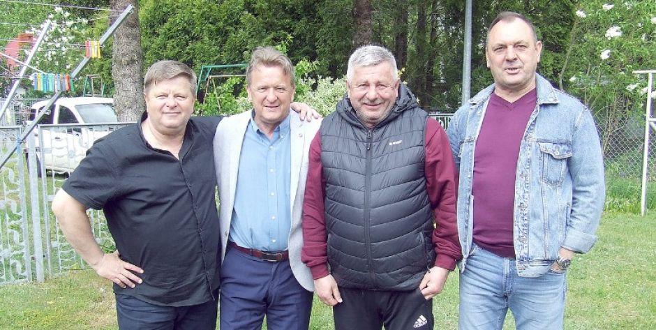 Do wspólnej fotografii nie zdążyło ustawić się czterech asów, ale zapozowali nieco później. Stoją od lewej: Jan Półtorak, Janusz Puchalski, Krzysztof Pawlusiewicz i Marek Czyżkowski.