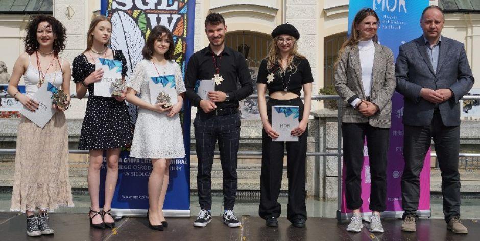 Laureaci konkursu wśród uczniów szkół średnich z dyrektorem MOK Mariuszem Woszczyńskim (z prawej) i przedstawicielką jury Wiktorią Sadowiak (obok dyrektora).