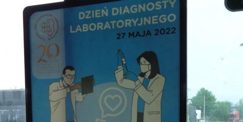 Takie plakaty z życzeniami dla diagnostów laboratoryjnych zawisły dziś w autobusach siedleckiego MPK (fot. FB KIDL) - fot. FB KIDL
