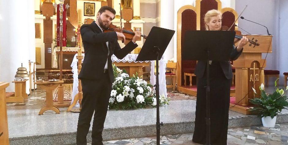  Maksymilian Grzesiak i Katarzyna Grzesiak podczas koncertu w kościele w Wiśniewie.  fot. sej