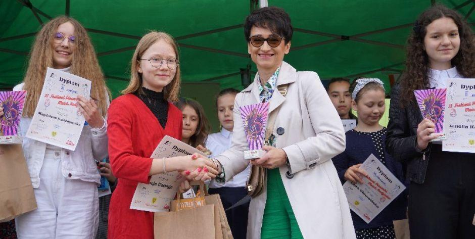 Laureatki festiwalu w grupie klasy IV-VI z przewodniczącą jury Małgorzatą Dymecką. fot. sej
