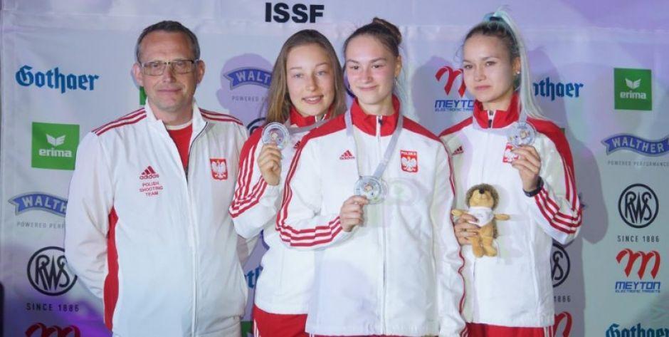 Kamila Stępniak pierwsza z prawej.  Fot. Polski Związek Strzelectwa Sportowego  - fot. sd