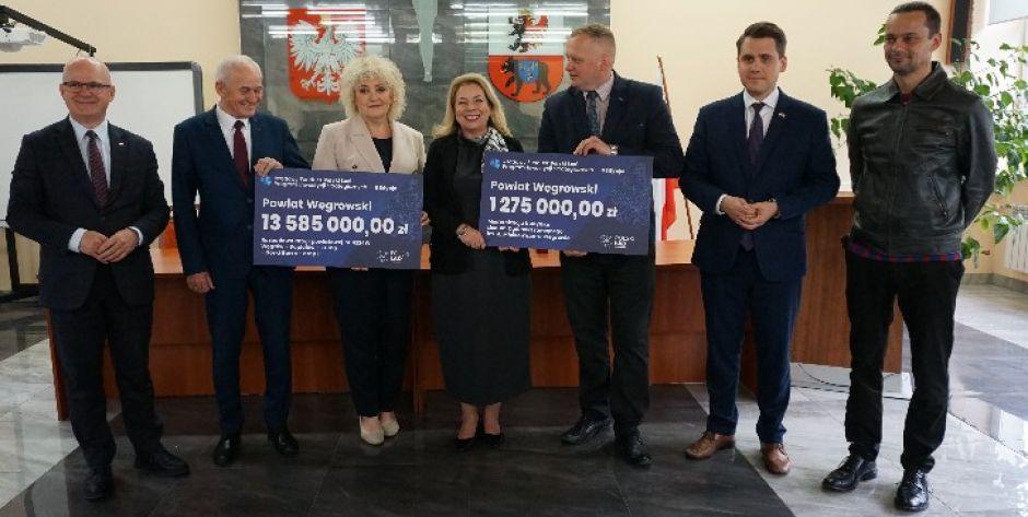 Przedstawiciele zarządu powiatu węgrowskiego odebrali czeki z rąk parlamentarzystów. fot. sej