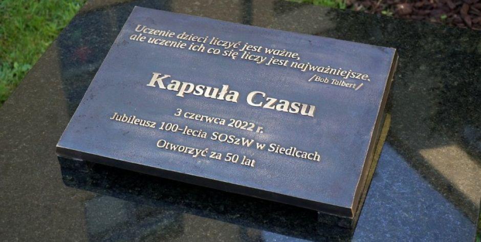 W trakcie pikniku rodzinnego na 100-lecie Specjalnego Ośrodka Szkolno-Wychowawczego zamknięto specjalną kapsułę czasu. Fot. Pyt 
