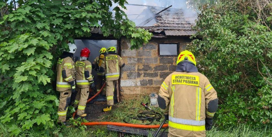 Pożar wybuchł tuż obok jednostki OSP w Platerowie. Fot. KP PSP Łosice  - fot. KP PSP Łosice