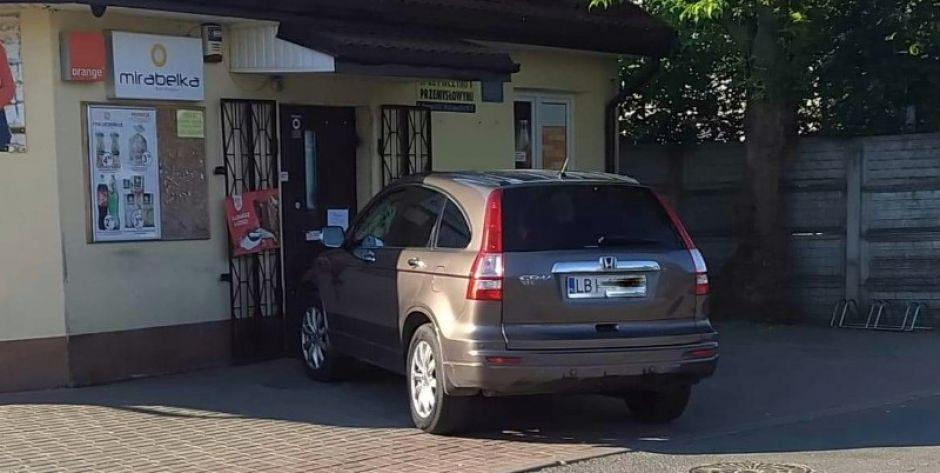 Mistrzowie precyzyjnego parkowania są wśród nas - fot. Czytelnik Piotr - fot. c
