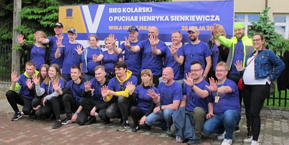 Grupa „Rowerowy Łuków” czyli ekipa głównych organizatorów odbywającego się cyklicznie Biegu Kolarskiego o Puchar Henryka Sienkiewicza w Woli Okrzejskiej. Fot. PGL 