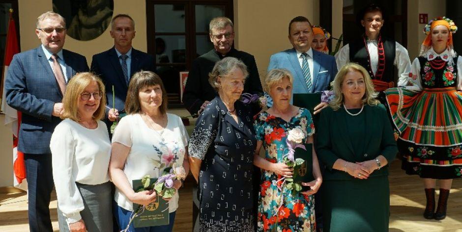 Zasłużeni dla Powiatu Węgrowskiego z przedstawicielami samorządu i młodzieżą.