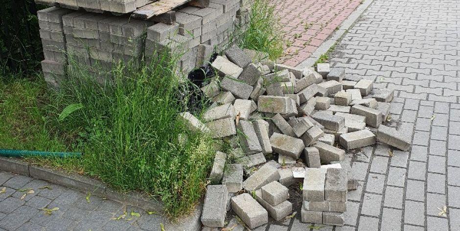 Inwestor zapomniał o zabraniu kostki brukowej. Palety leżą na ul.  - fot. Czytelnik