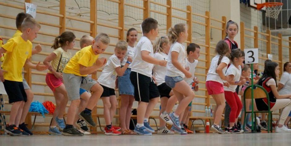 Rozgrzewka przed rozpoczęciem III Gminnej Spartakiady Przedszkoli i klas I-III
