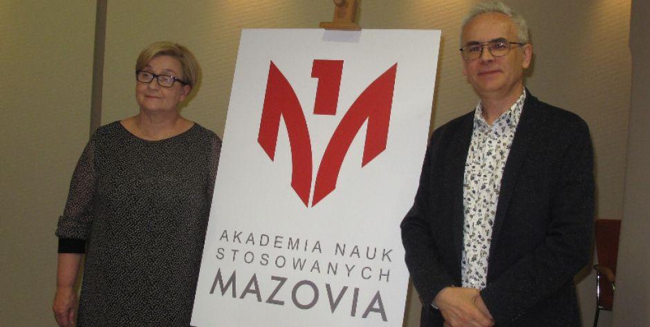 Na zdjęciu rektor Bożena Piechowicz i kanclerz uczelni Mariusz Szabłowski 