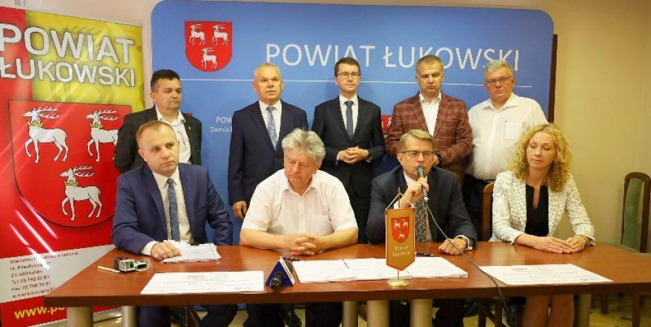 Podpisanie umowy. Fot.: Starostwo Łuków - fot. Starostwo Łuków