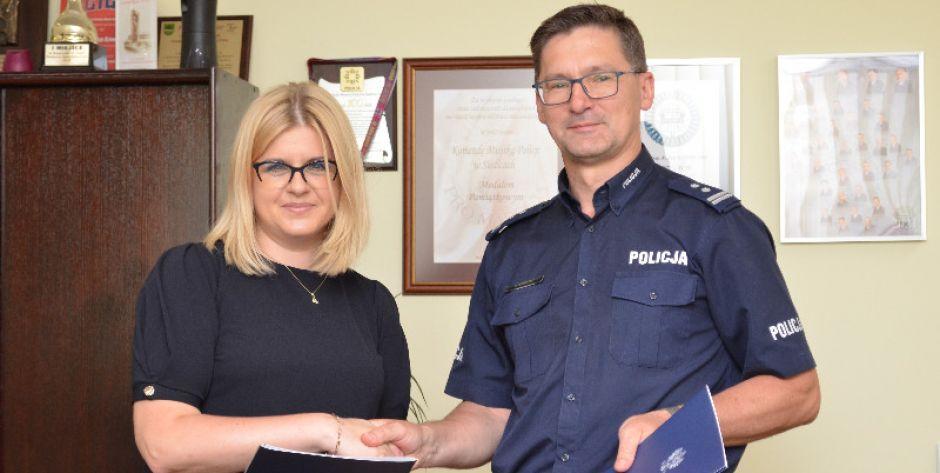  Ewelina Raczyńska dyrektor Miejskiej Biblioteki Publicznej  w Siedlcach i mł. insp. Andrzej Dziewulski komendant miejskim Policji w Siedlcach - fot. d
