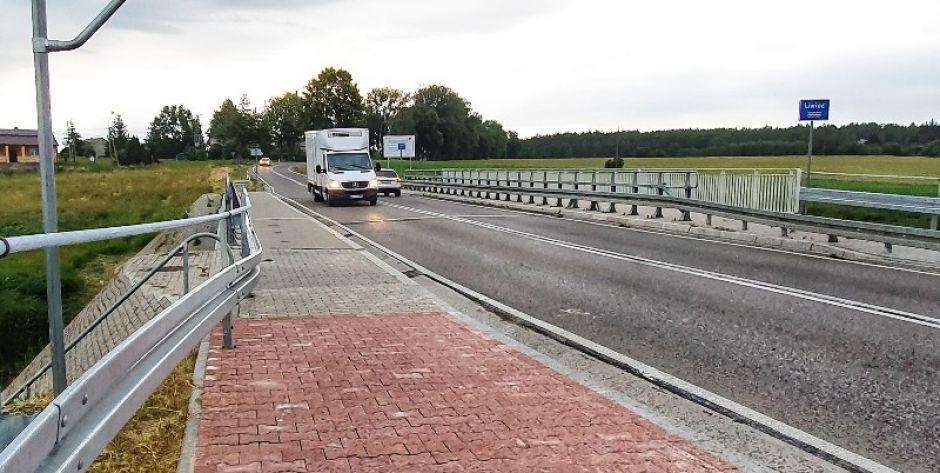W tym miejscu na moście na Liwcu kończy się ścieżka rowerowa! Fot. Aga Król