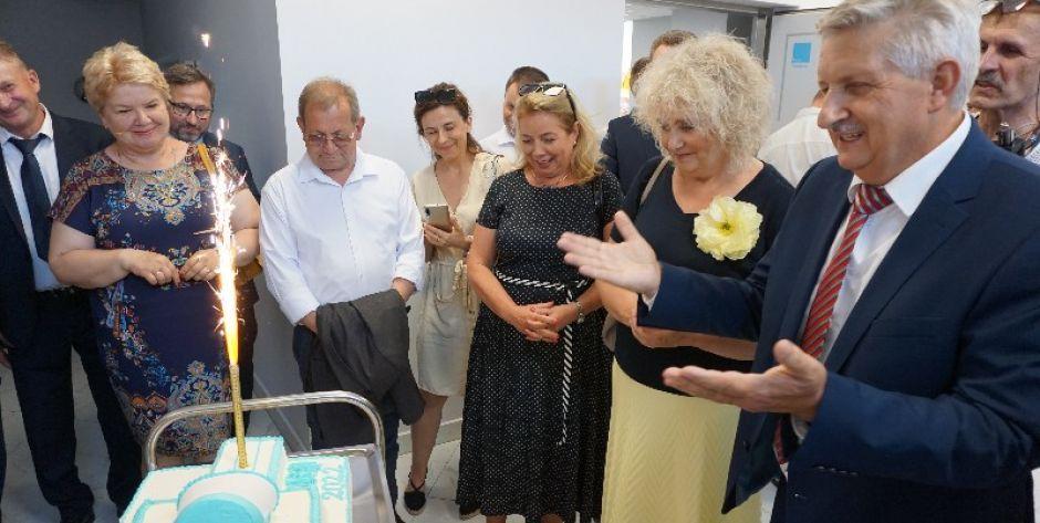 Tort na otwarcie pracowni rezonansu magnetycznego w Węgrowie. fot. sej