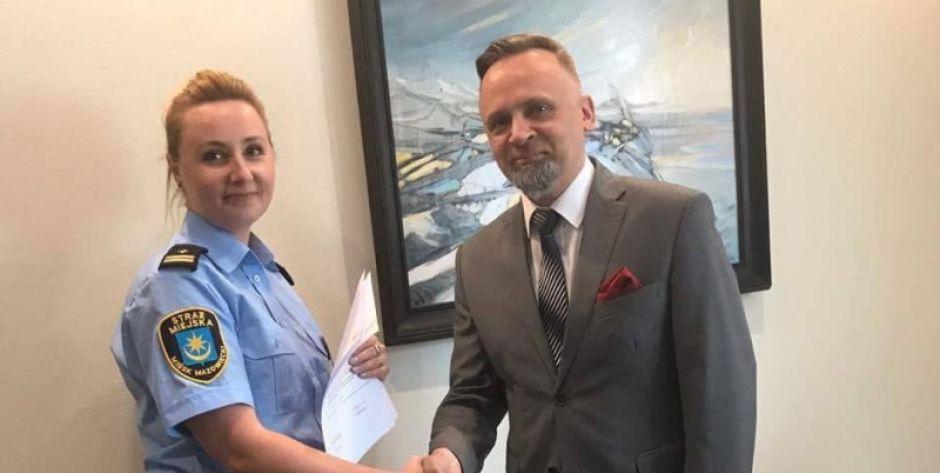 Komendant Straży Miejskiej Anna Kwiatkowska i Burmistrz Marcin Jakubowski - fot. arch