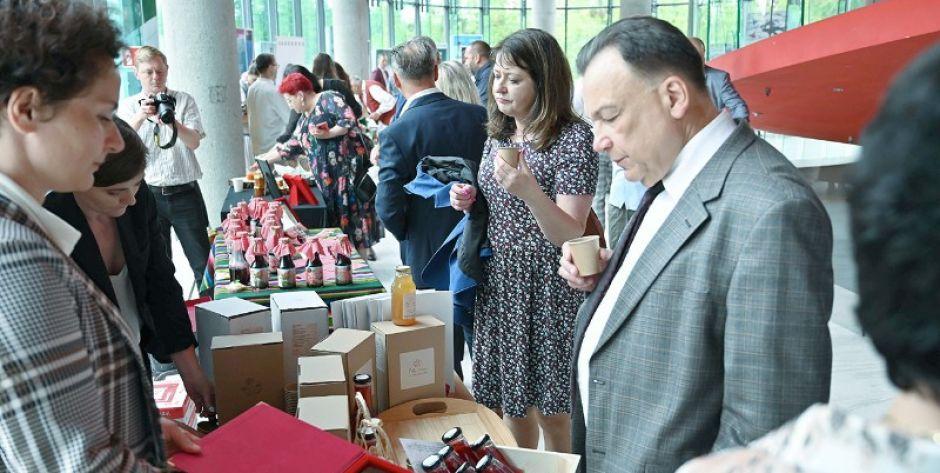 Finał tegorocznego konkursu. Janina Ewa Orzełowska i Adam Struzik z zarządu województwa kosztują nagrodzone smakołyki Fot. Grzegorz Żak - fot. df