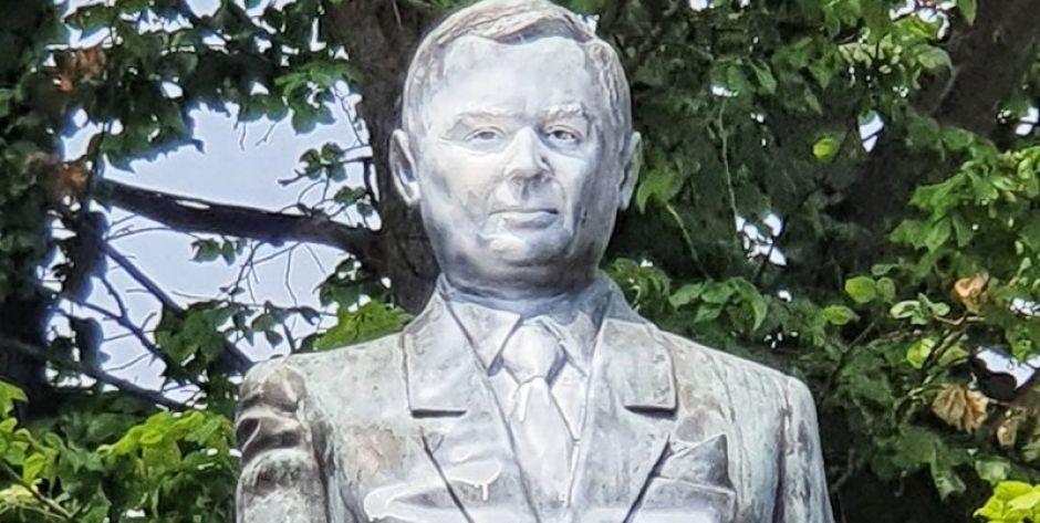 Pomnik Lecha Kaczyńskiego pomazany farbą fot. Aga Król