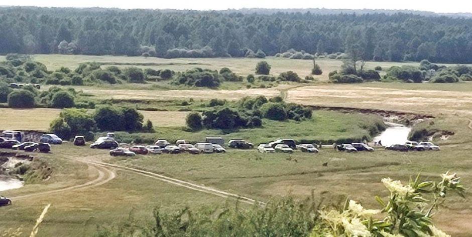W niedzielę, 19 czerwca, nad rzeką stało ponad 50 samochodów fot. arch. - fot. d