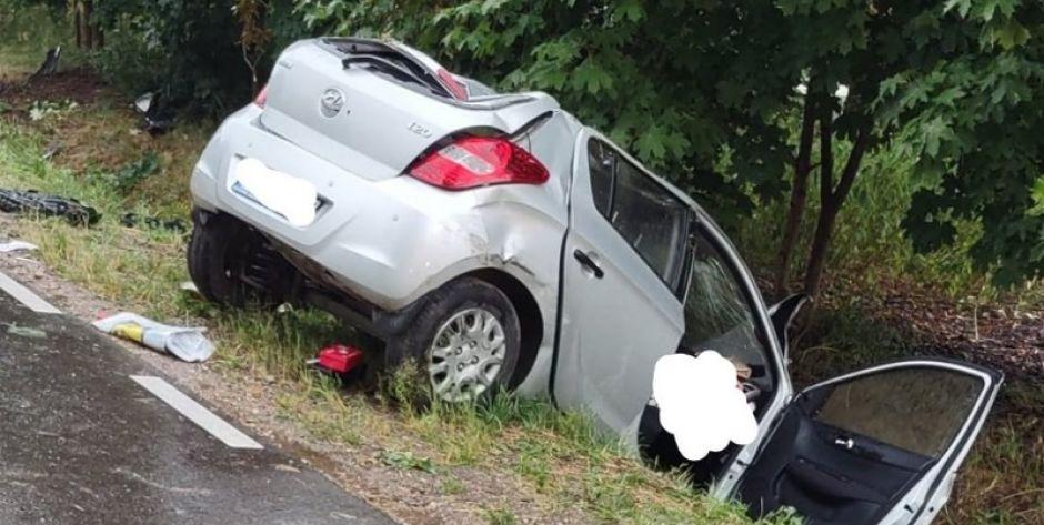 Hyundai I20 wylądował w rowie. Trzy osoby zostały poszkodowane. Fot. OSP Mordy - fot. OSP Mordy
