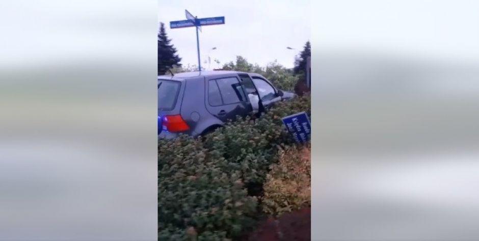 44-latek zaparkował na rondzie w Łukowie... (fot. kadr z filmu Policja Lubelska FB) - fot. fb policja lubelska