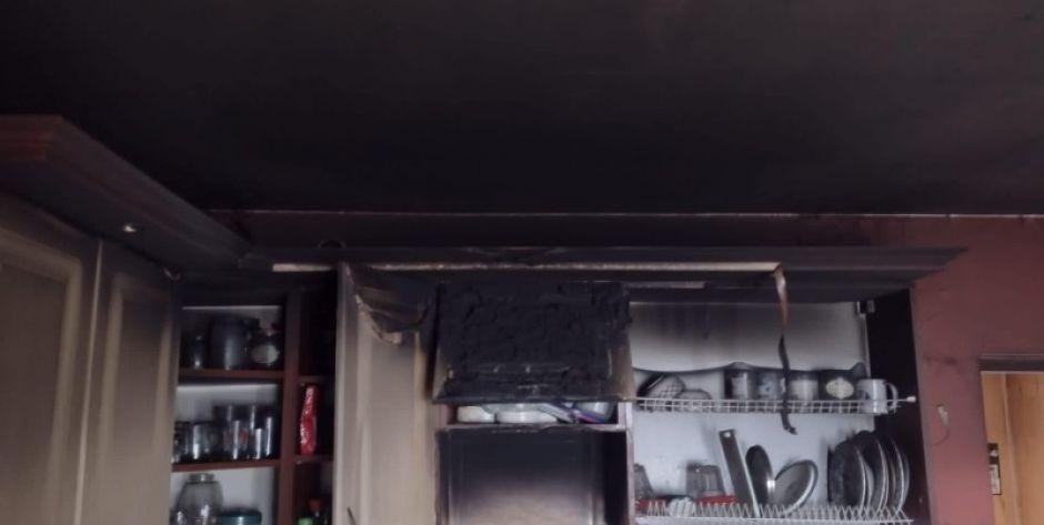 W gaszeniu pożaru domu mieszkalnego w Dąbiu brało udział sześć jednostek strażaków. (fot. KP PSP w Łukowie) - fot. KP PSP w Łukowie