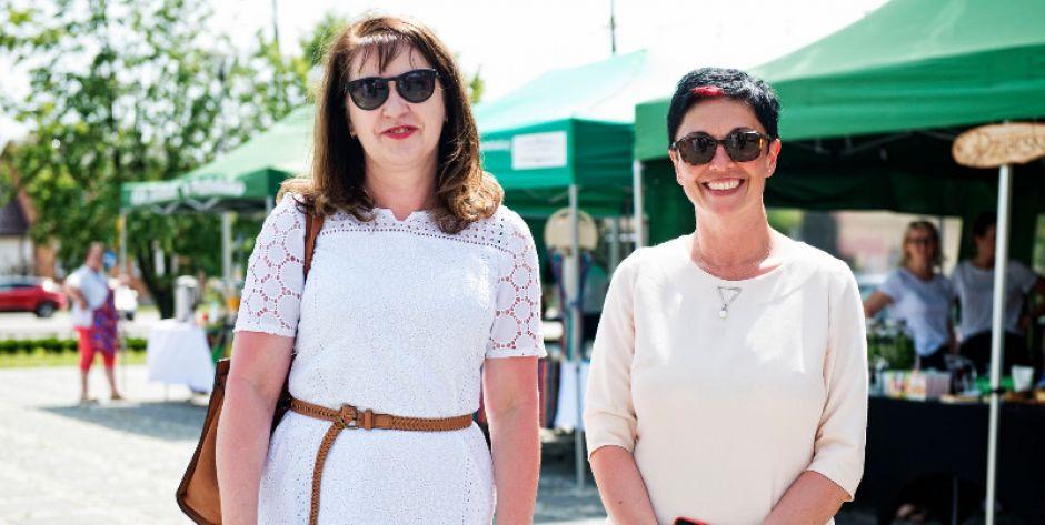 Janina Ewa Orzełowska i Kinga Sosińska - Stacja ładowania samochodów elektrycznych stanie w Stanisławowie. Pierwsza w okolicy - fot. Aga Król