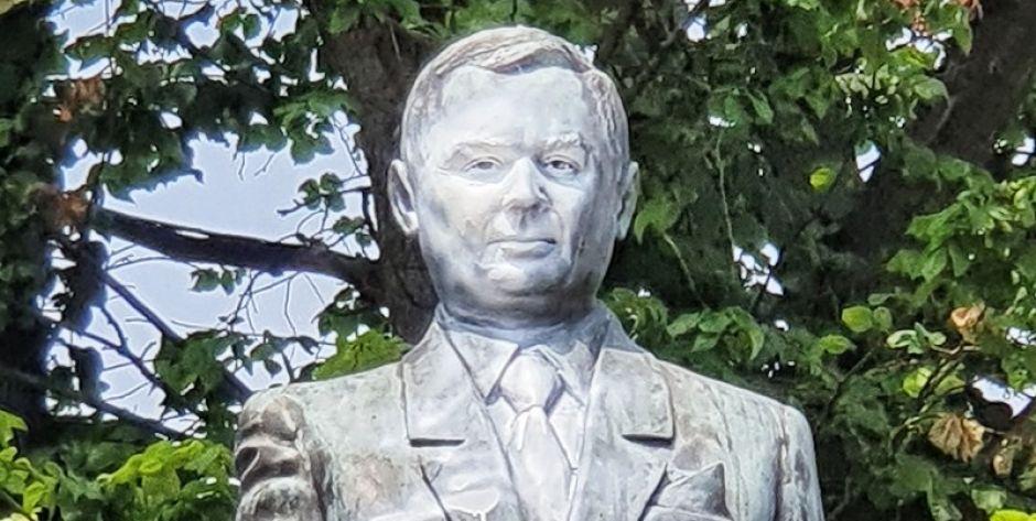Policja zatrzymała sprawcę pomalowania pomnika Lecha Kaczyńskiego - fot. Aga Król